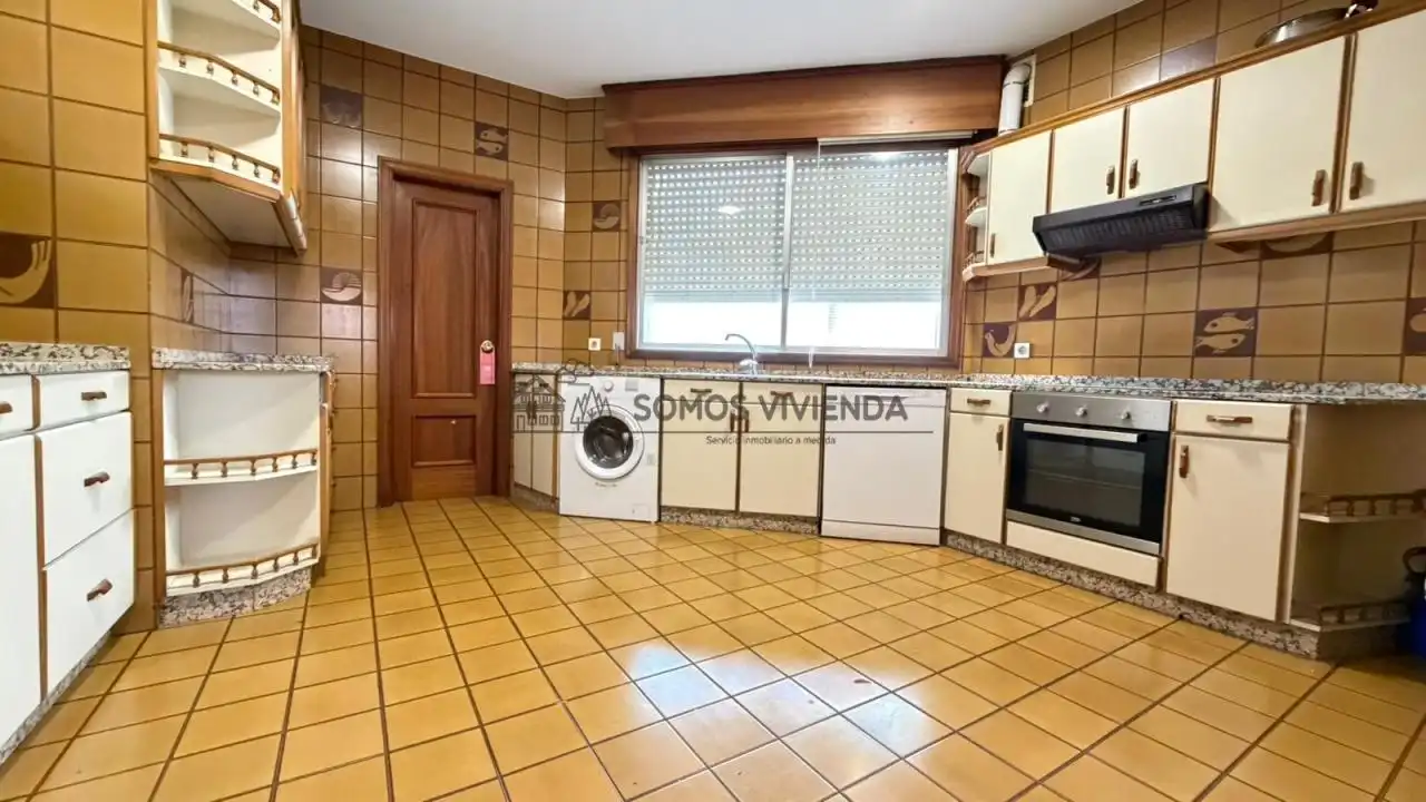 Kitchen of Flat for sale in Ourense Capital   with Heating, Parquet flooring and Balcony