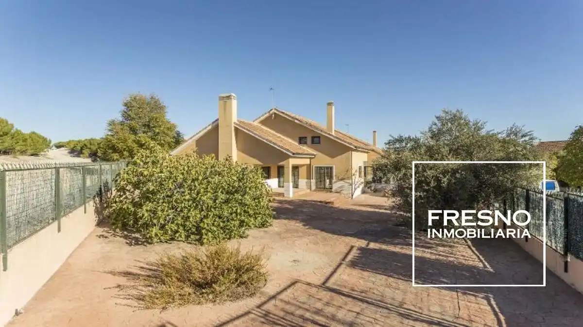 Vista exterior de Casa adosada en venta en Rivas-Vaciamadrid con Jardín privado
