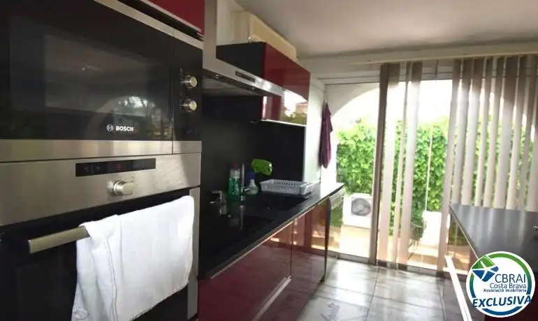 Cuina de Casa o xalet en venda en Empuriabrava amb Calefacció, Traster i Moblat
