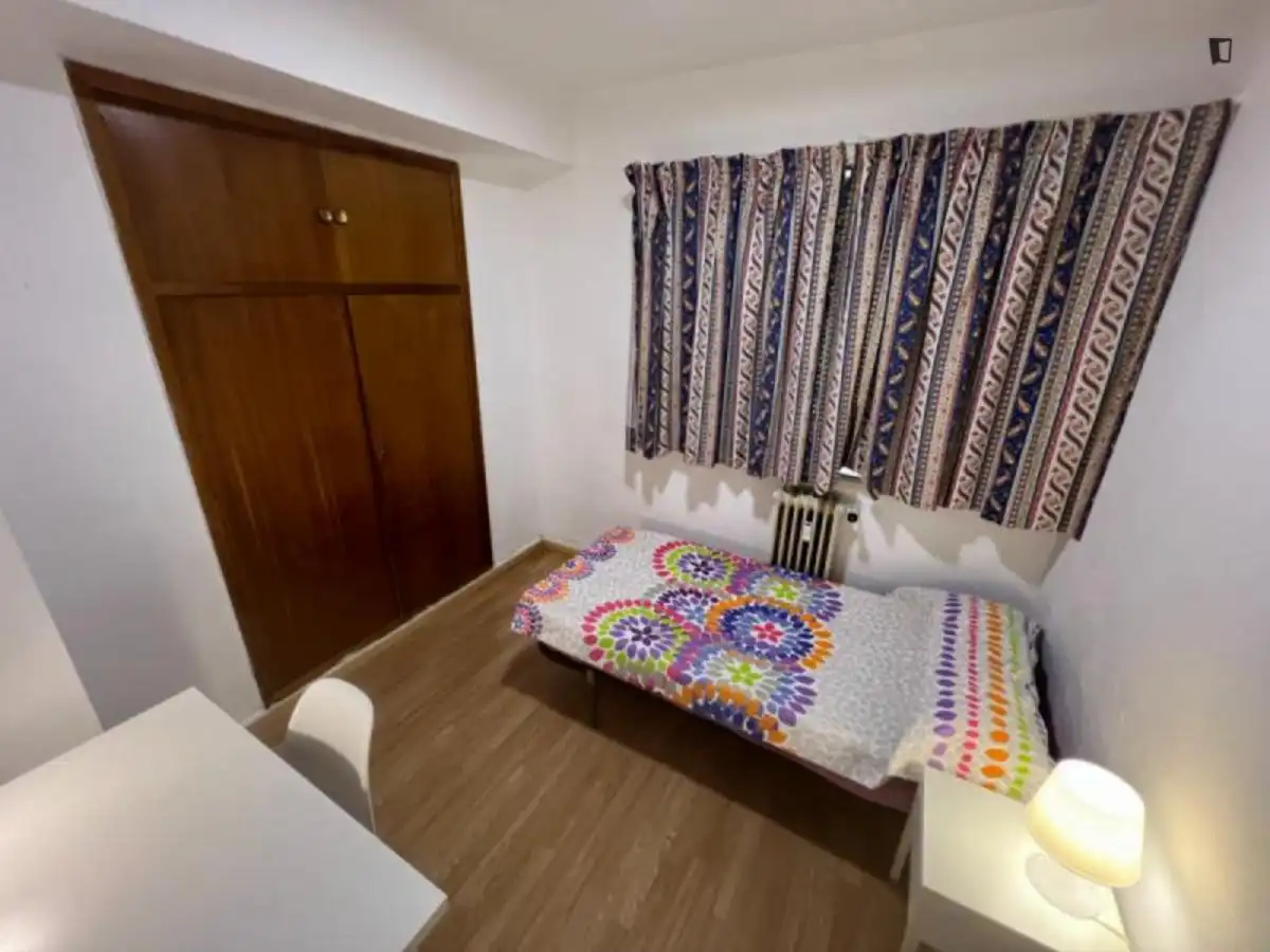 Habitación de Apartamento para compartir en Granada con Aire acondicionado, Calefacción y Amueblado