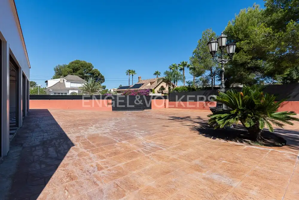 Vista exterior de Casa o xalet en venda en Paterna amb Aire condicionat, Calefacció i Jardí privat
