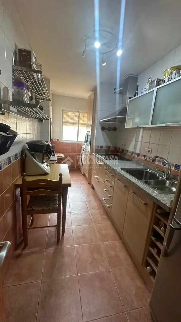 Cuina de Pis de lloguer en Granada amb Aire condicionat i Moblat