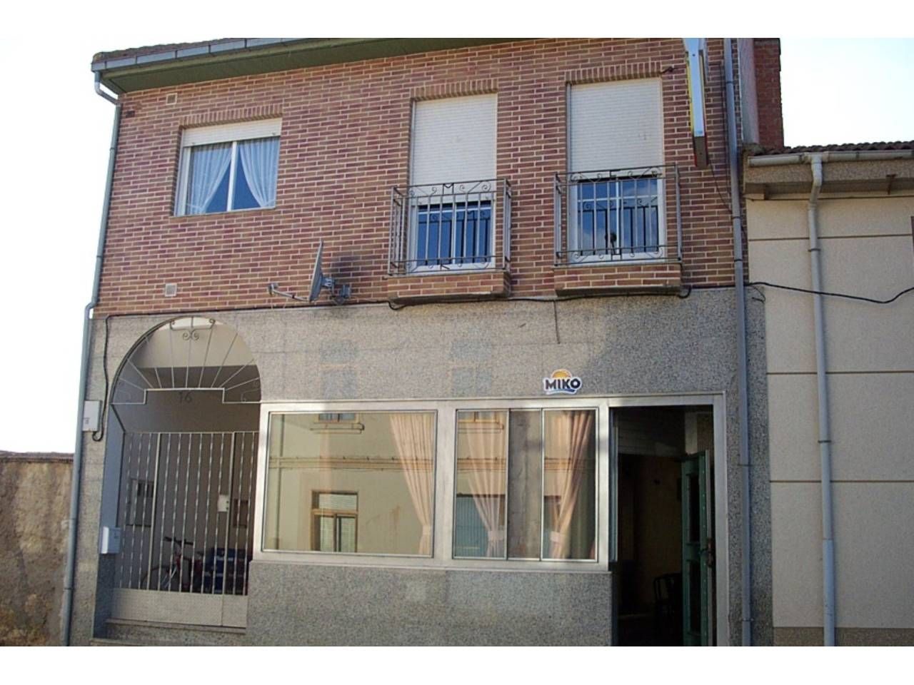 Vista exterior de Casa o xalet en venda en Bercianos del Páramo amb Parquet, Terrassa i Moblat