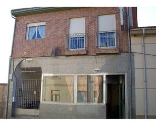 Vista exterior de Casa o xalet en venda en Bercianos del Páramo amb Parquet, Terrassa i Moblat