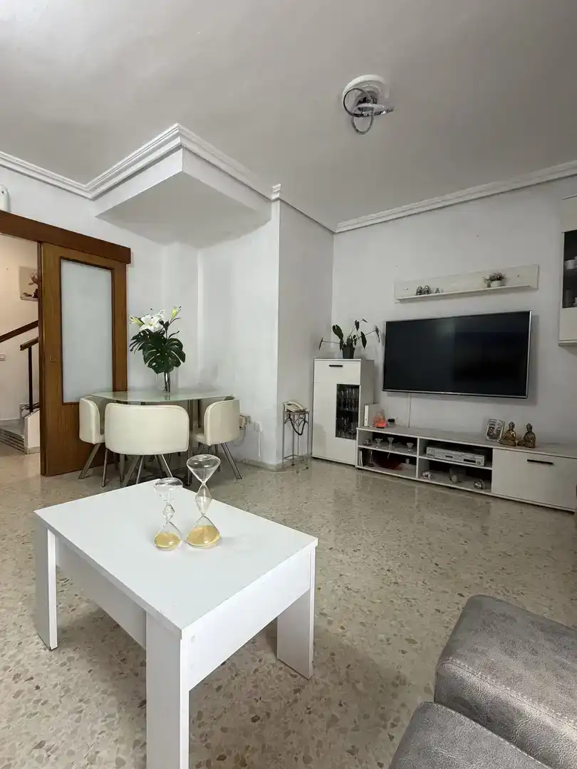Sala d'estar de Casa adosada en venda en Algeciras amb Aire condicionat i Balcó
