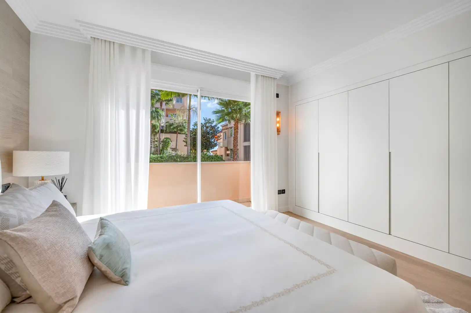 Dormitori de Apartament en venda en Marbella amb Aire condicionat, Terrassa i Piscina