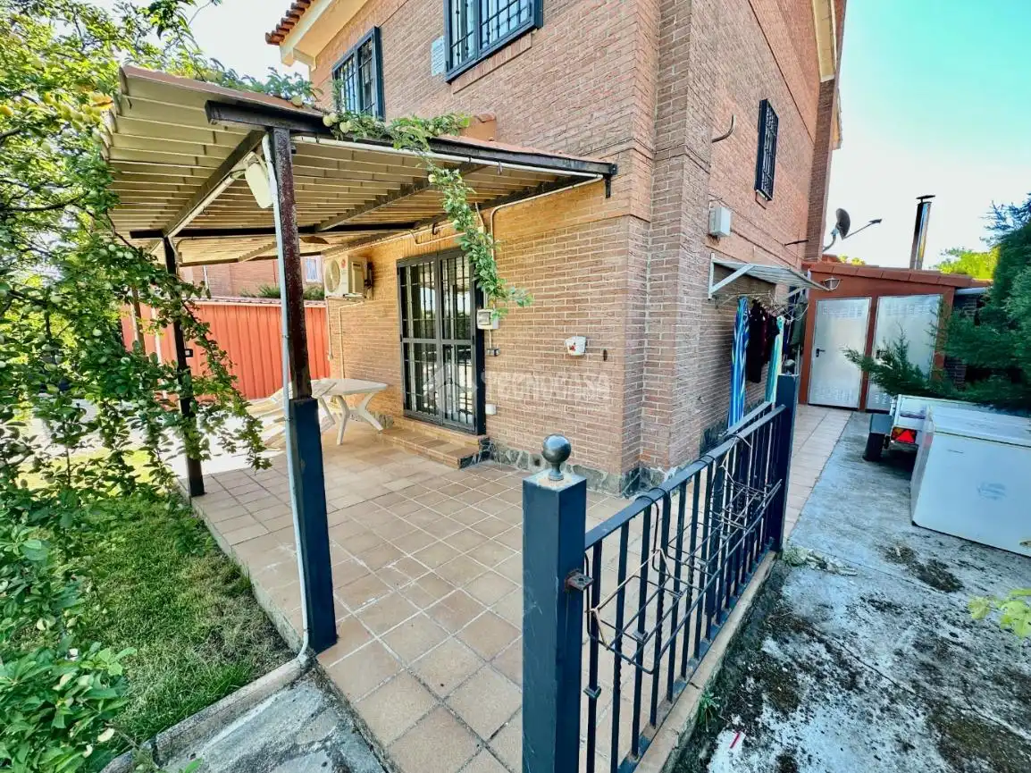 Vista exterior de Casa o xalet en venda en Pioz amb Aire condicionat
