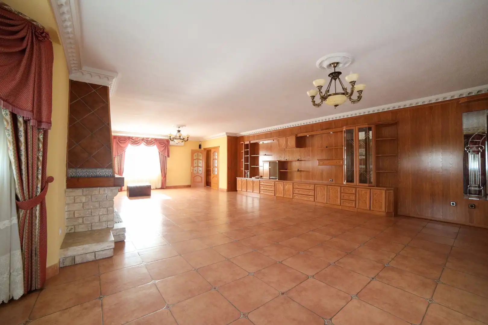 Sala d'estar de Casa o xalet en venda en Arroyomolinos (Madrid) amb Aire condicionat, Calefacció i Jardí privat