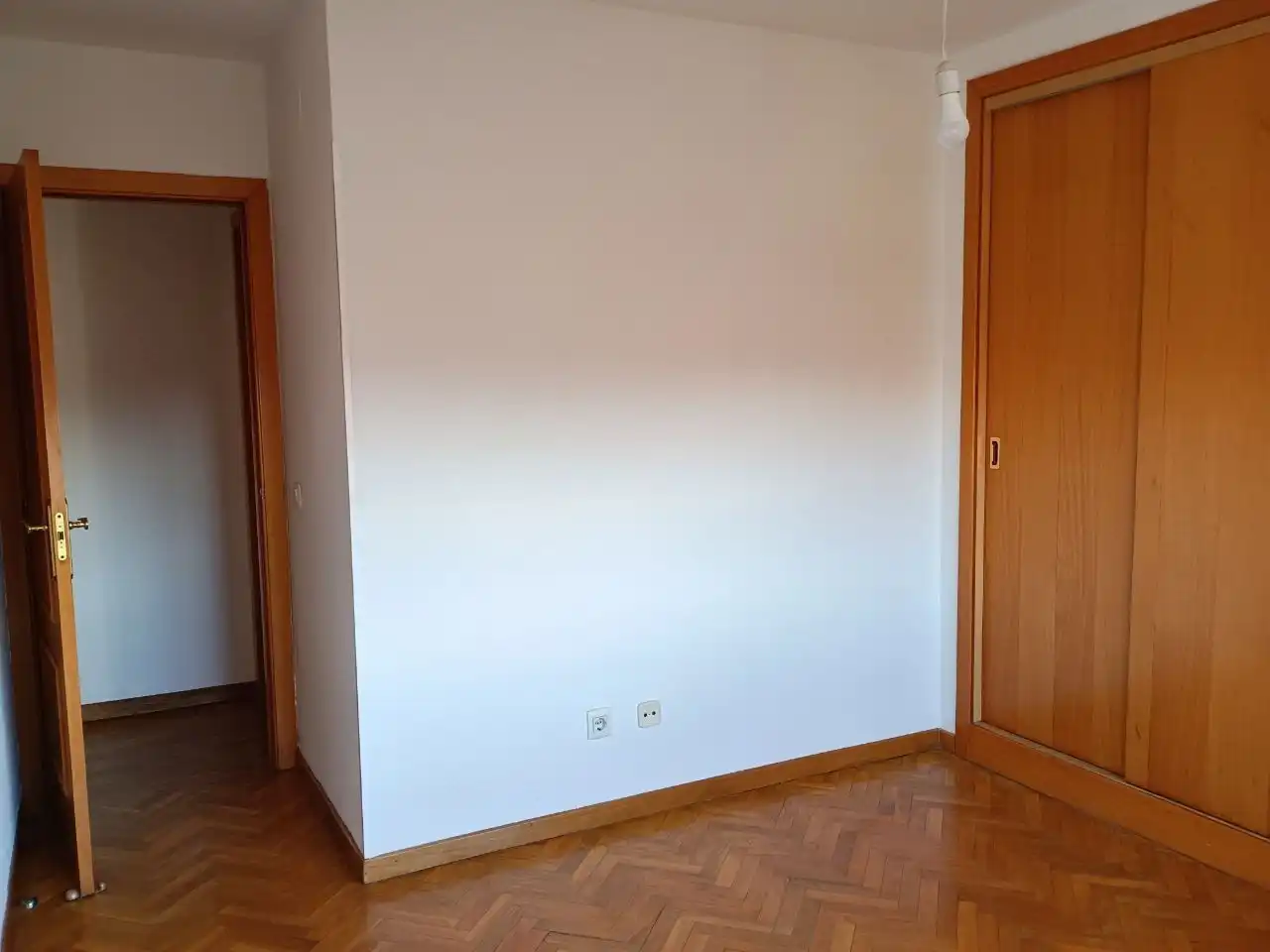 Schlafzimmer von Dachboden zur Miete in Madrid mit Klimaanlage, Heizung und Parkett