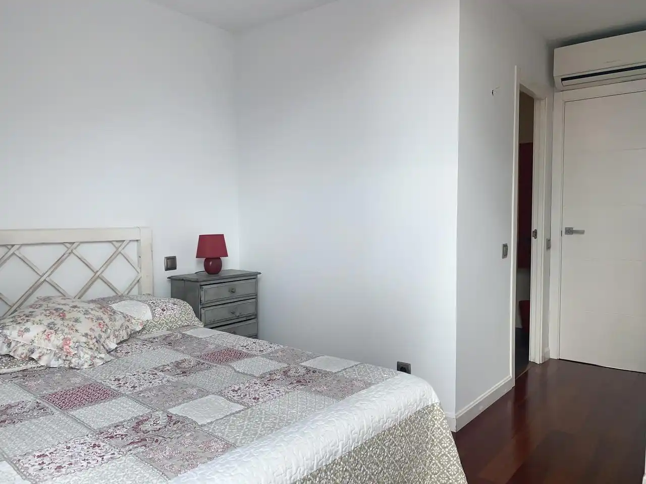 Schlafzimmer von Dachboden zur Miete in Madrid mit Klimaanlage, Heizung und Möbliert