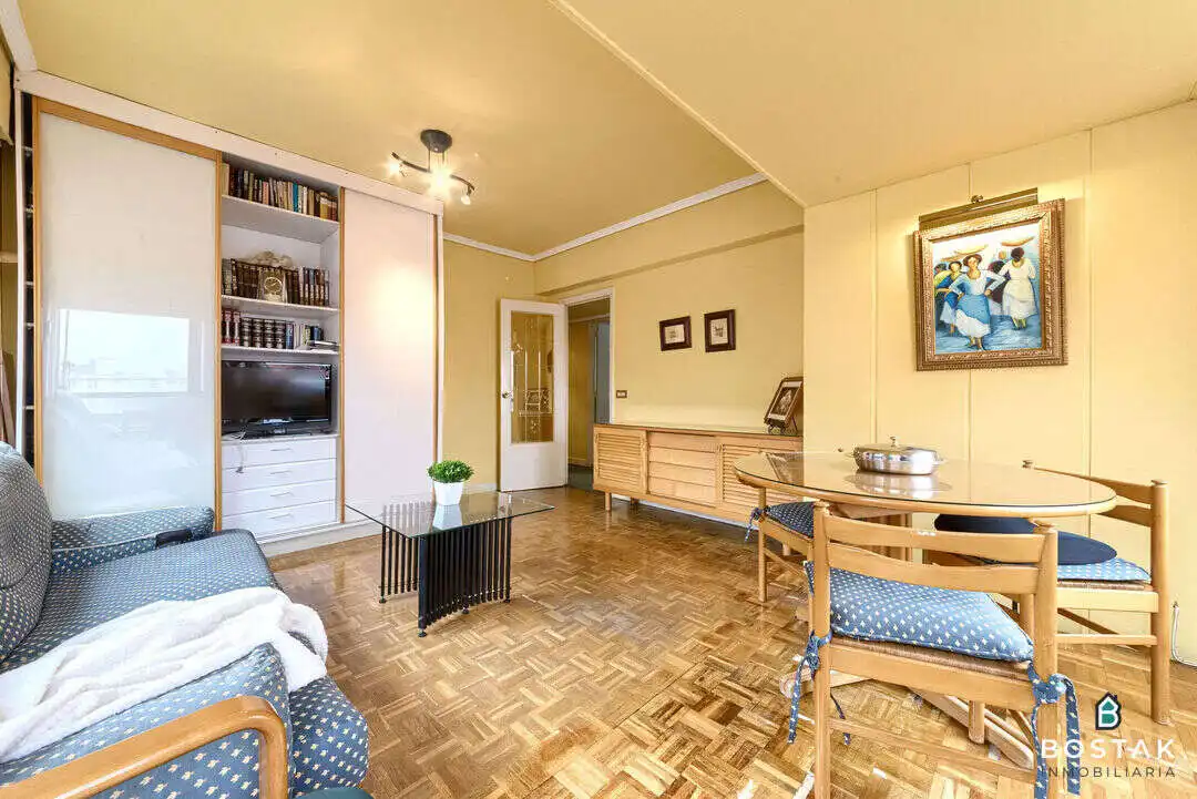 Sala d'estar de Pis en venda en Bilbao  amb Calefacció, Jardí privat i Traster