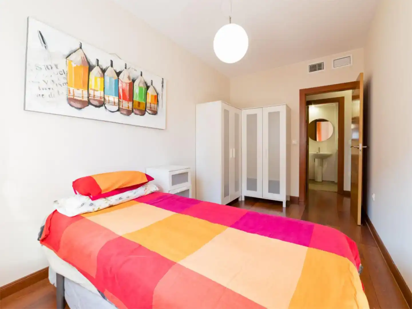 Habitación de Piso de alquiler en Granada con Aire acondicionado, Jardín privado y Parquet