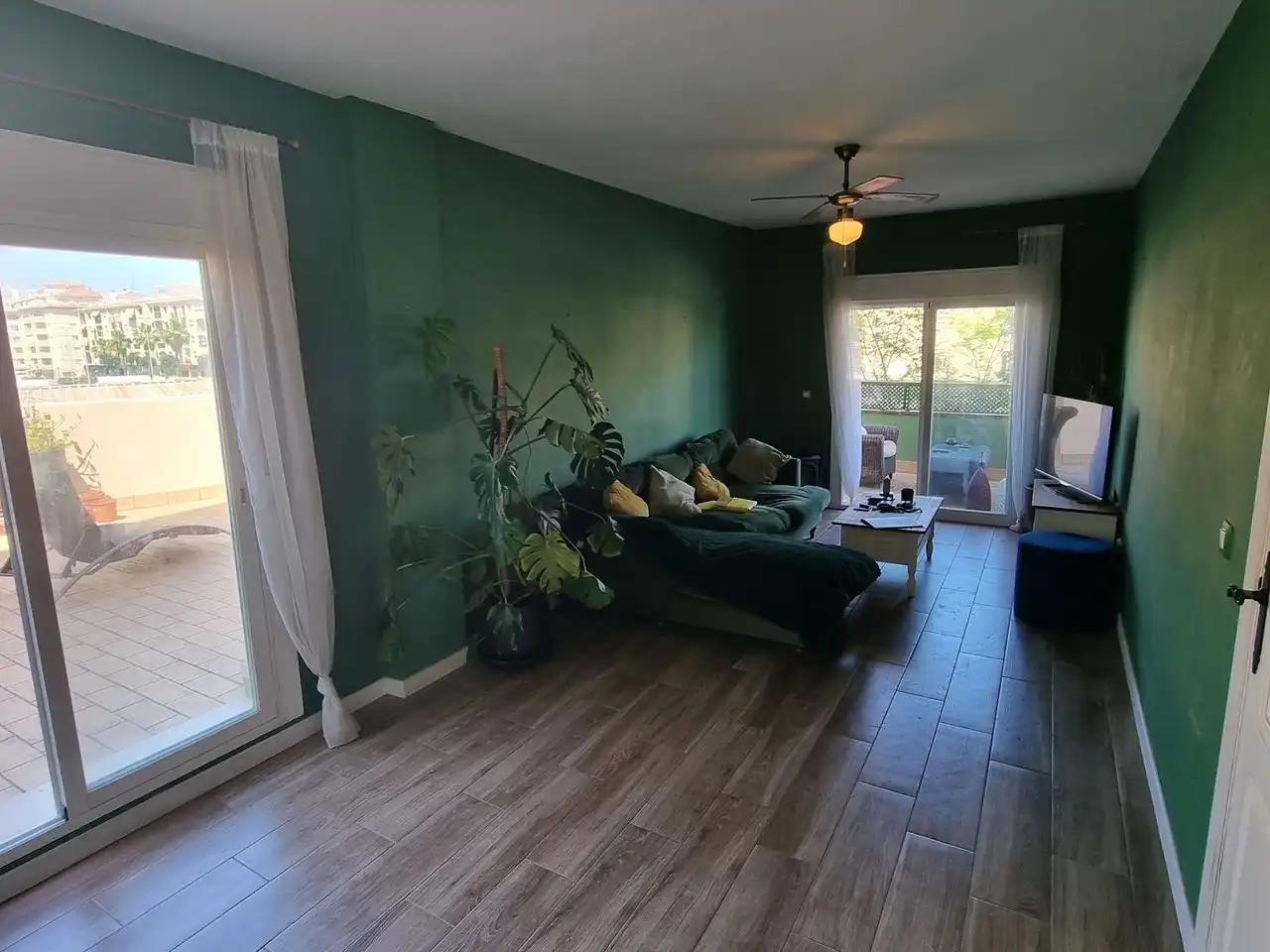 Sala d'estar de Apartament en venda en Manilva amb Terrassa i Piscina