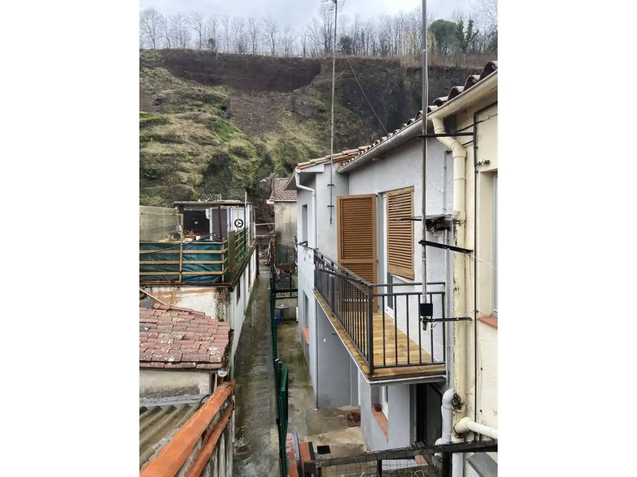 Vista exterior de Casa o xalet en venda en Olot amb Parquet i Terrassa