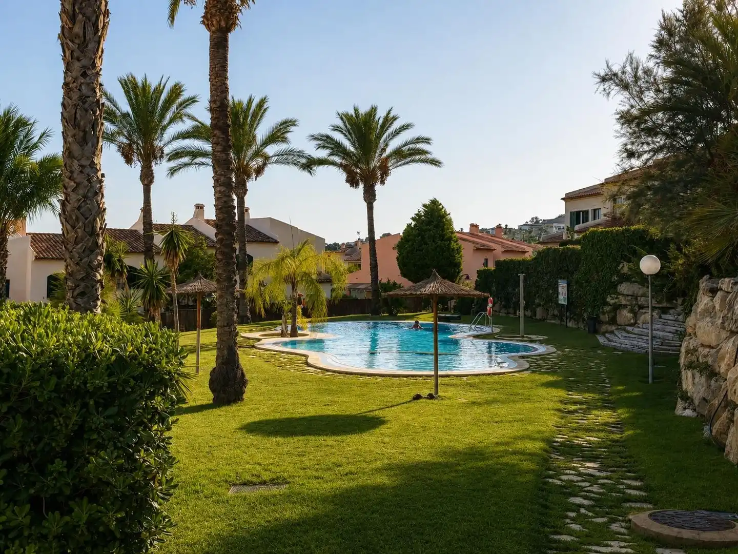 Piscina de Casa adosada en venda en Finestrat amb Aire condicionat, Calefacció i Jardí privat