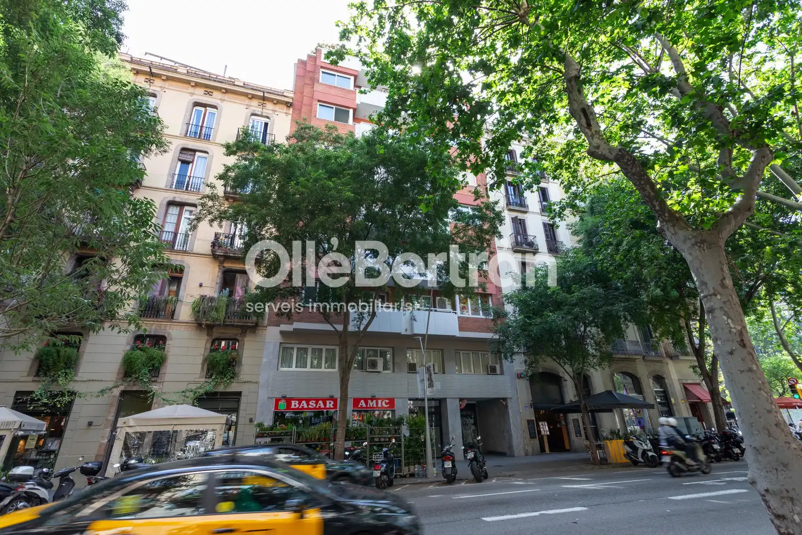 Vista exterior de Piso en venta en Barcelona con Calefacción y Balcón