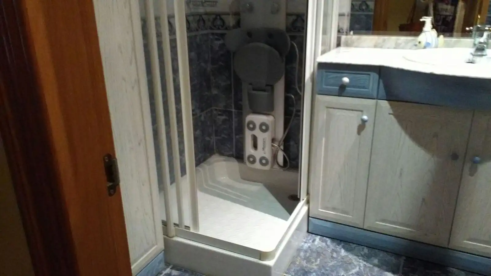 Bathroom of Flat for rent in Oviedo   with Heating, Furnished and Oven