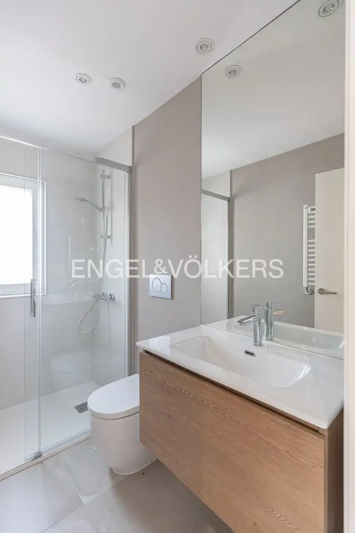 Bathroom of Flat for rent in Madrid  with Air Conditioner, Heating and Storage room