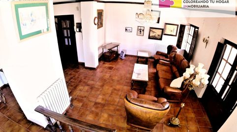 se vende chalet en Veguellina de Orbigo, con 5 habitaciones, 4 baños, cochera, jardín, pozo de riego, de 571m2, espacioso