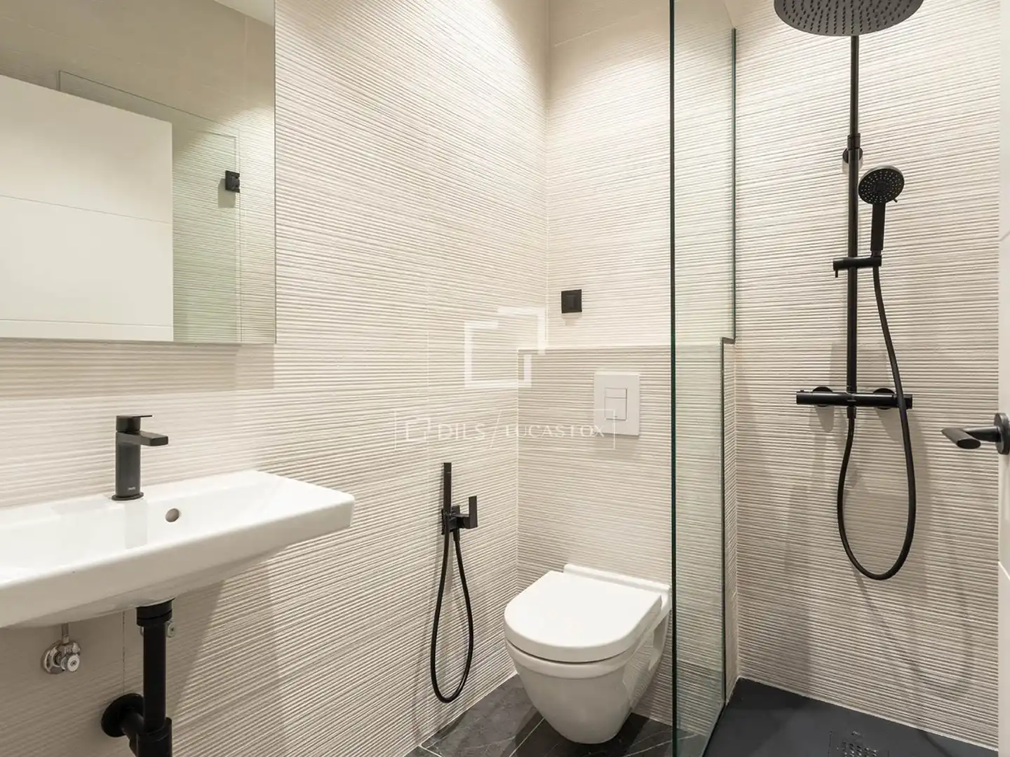 Bathroom of Flat for sale in Barcelona  with Air Conditioner, Heating and Parquet flooring