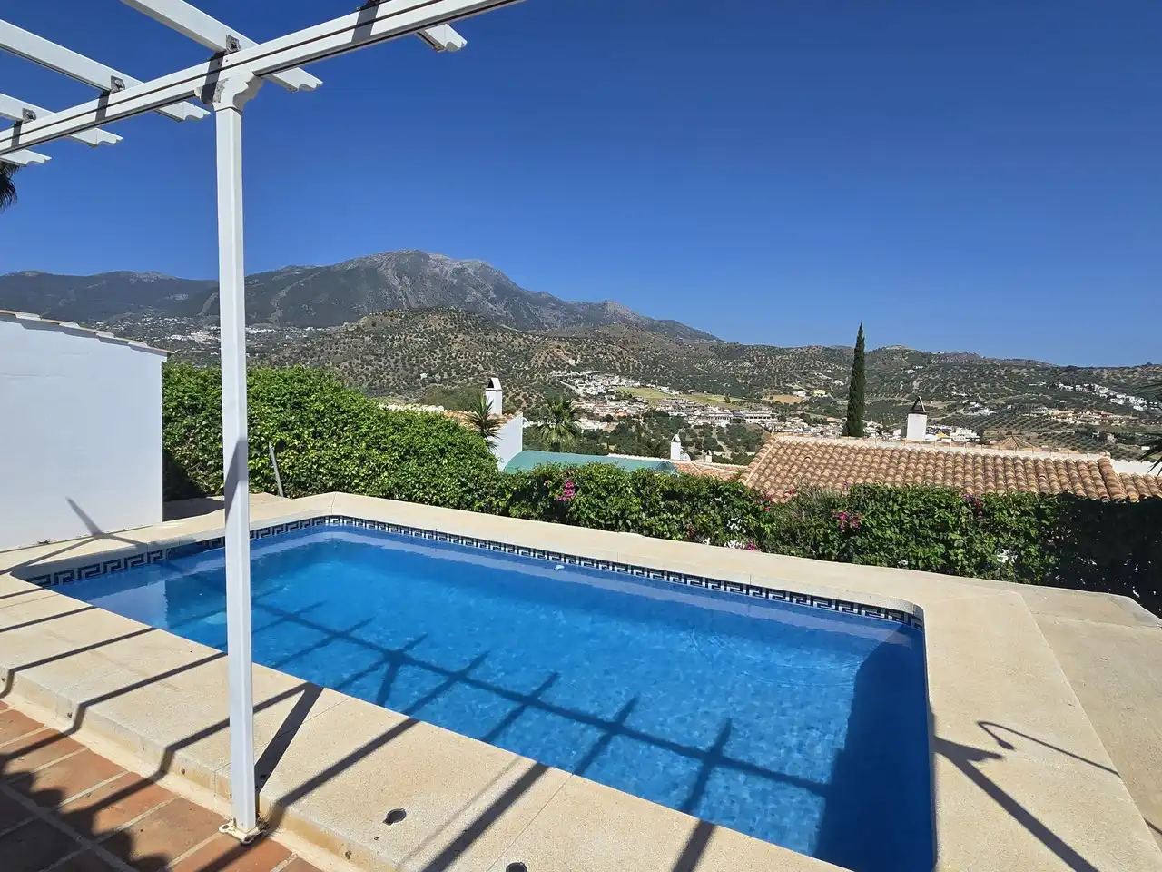 Vista exterior de Casa o xalet en venda en Viñuela amb Aire condicionat, Terrassa i Piscina