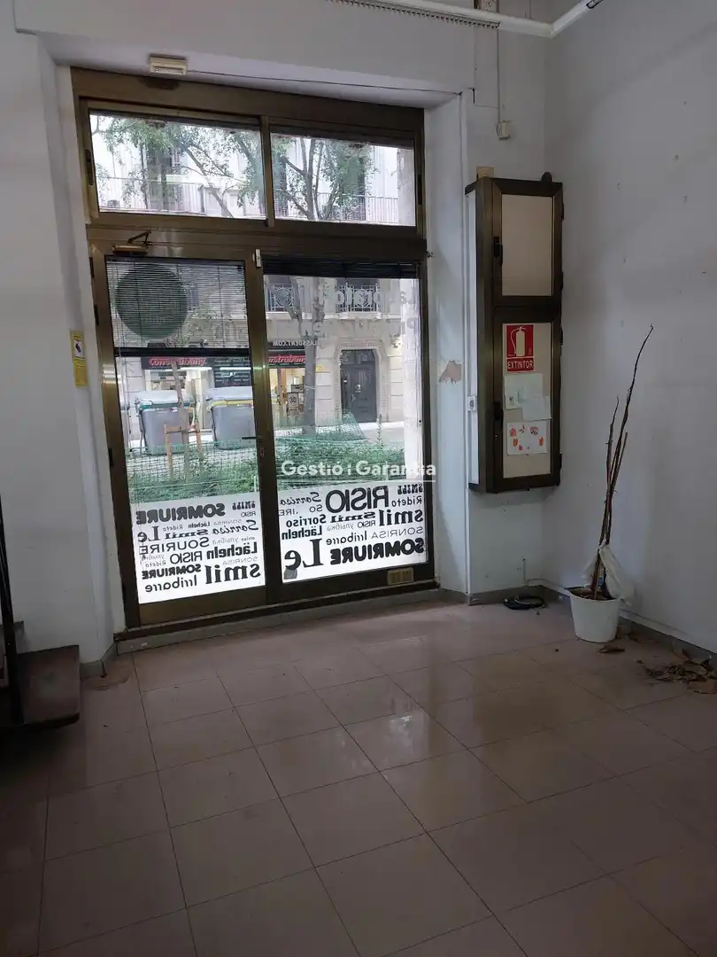 Local comercial de lloguer a Comte Borrell, imagen 2