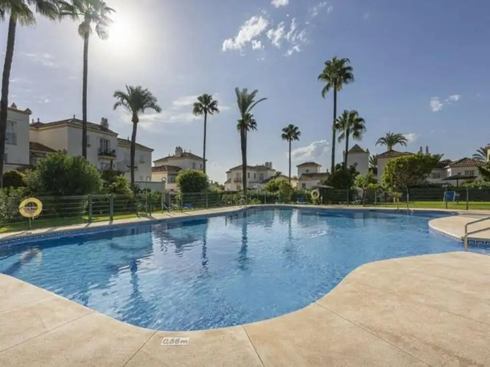 Jardí de Casa adosada en venda en Estepona amb Aire condicionat, Terrassa i Piscina