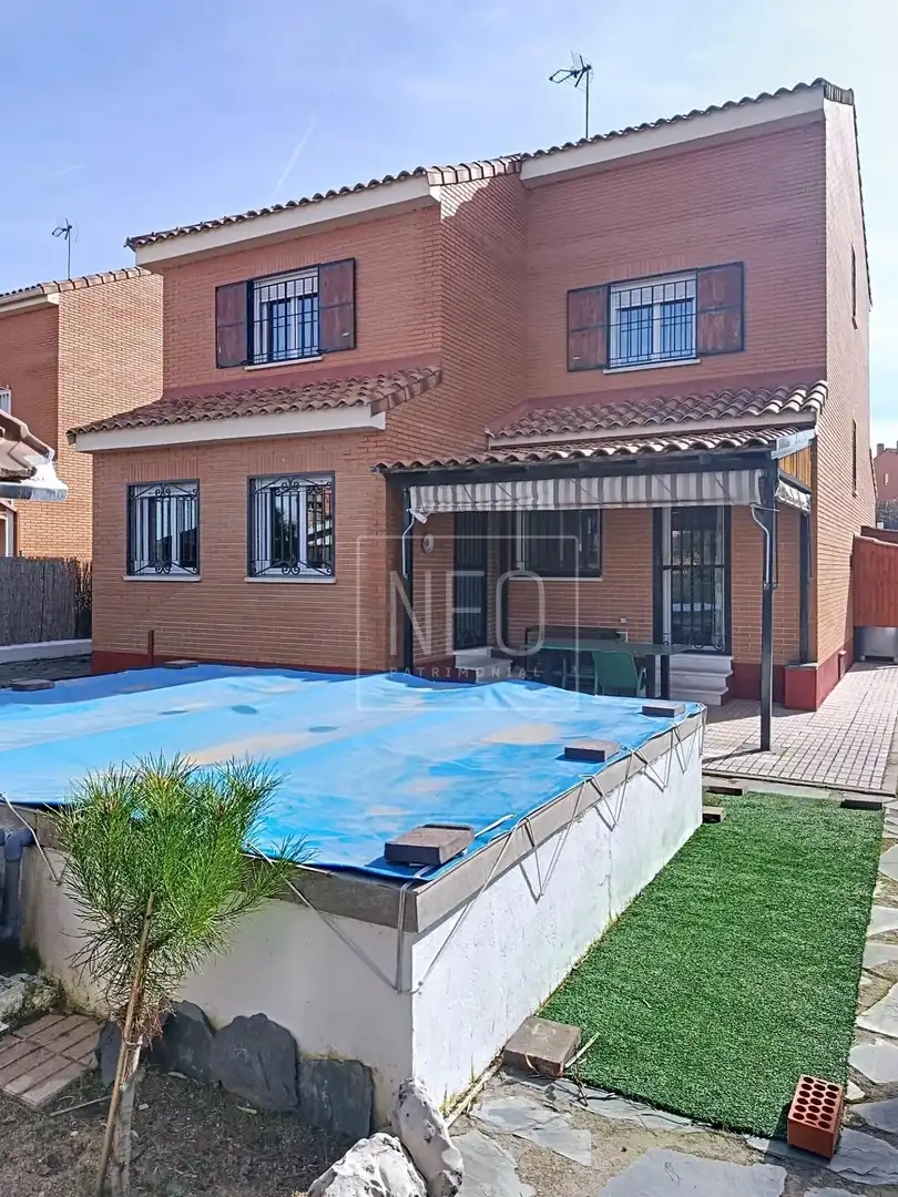 Piscina de Casa o xalet en venda en Moraleja de Enmedio amb Calefacció, Jardí privat i Terrassa