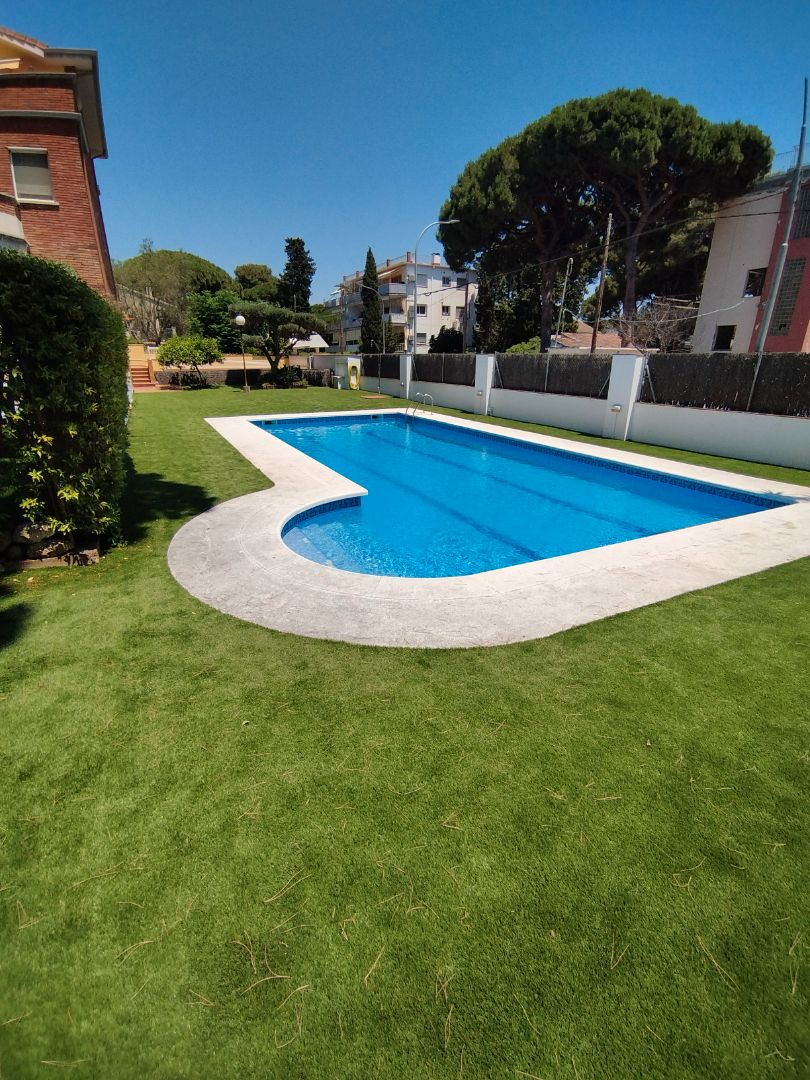 Piscina de Casa adosada de lloguer en Castelldefels amb Aire condicionat, Terrassa i Forn
