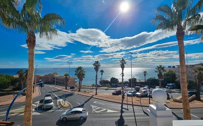 Vista exterior de Casa o xalet en venda en Torrevieja amb Aire condicionat, Terrassa i Balcó