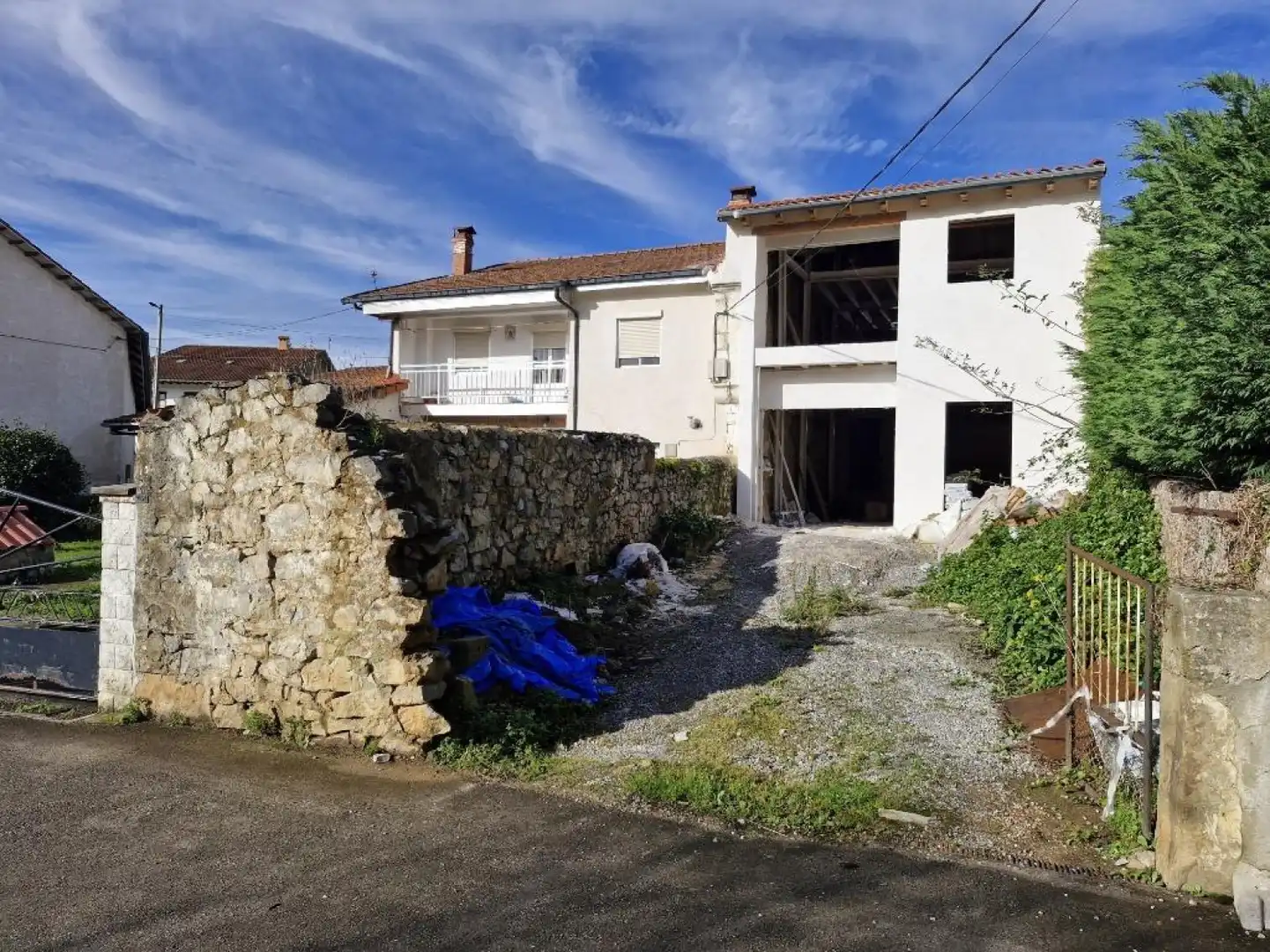 Außenansicht von Einfamilien-Reihenhaus zum Verkauf in San Felices de Buelna mit Privatgarten und Balkon