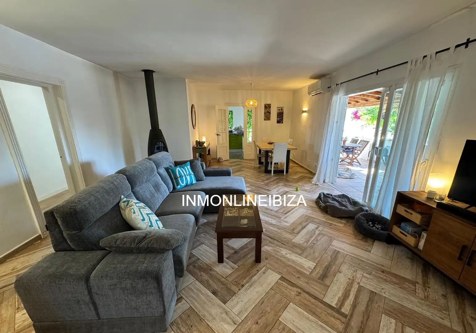 Sala d'estar de Casa o xalet en venda en Sant Antoni de Portmany amb Aire condicionat, Jardí privat i Terrassa