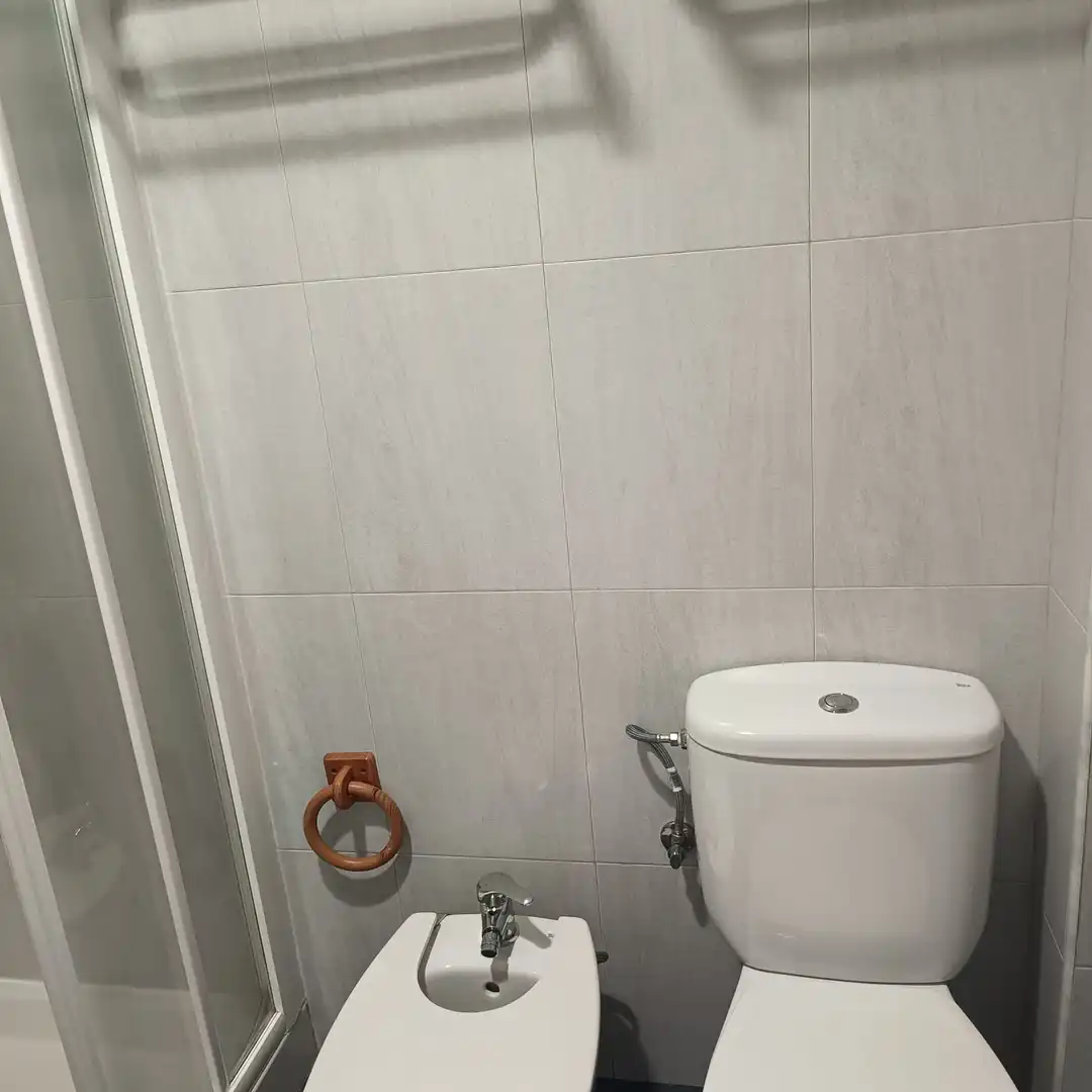 Baño de Apartamento de alquiler en La Pobla de Farnals con Aire acondicionado, Calefacción y Jardín privado