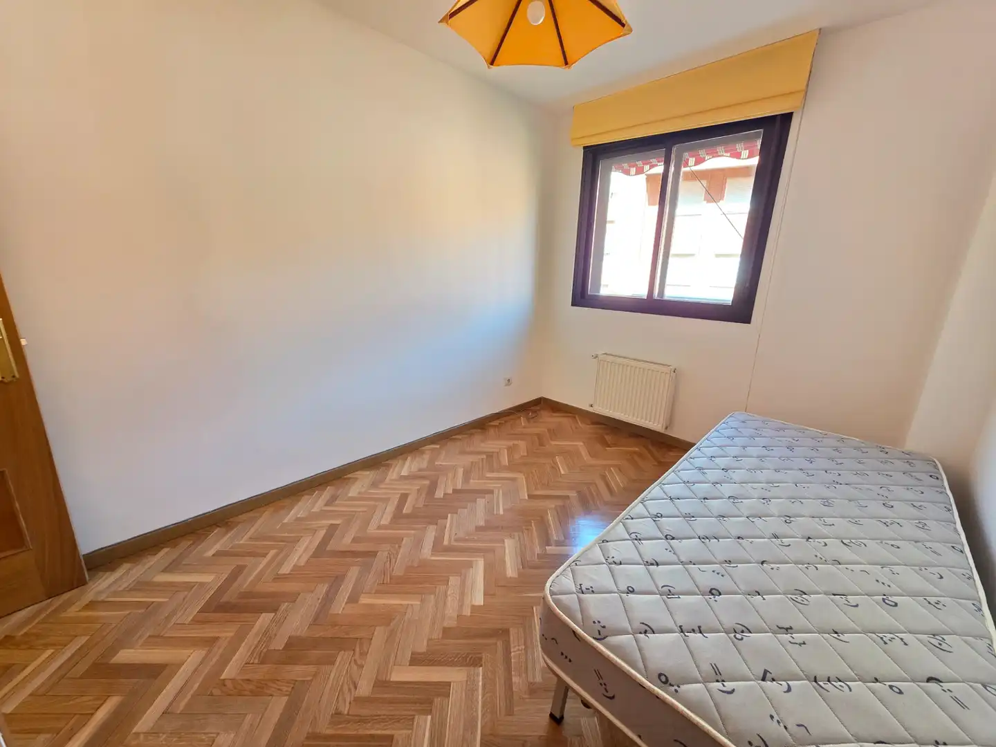 Dormitori de Pis de lloguer en Madrid amb Aire condicionat, Calefacció i Parquet