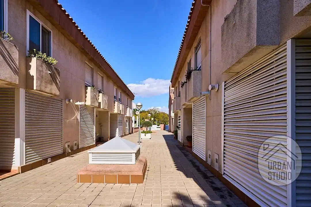 Vista exterior de Casa o xalet en venda en Alicante / Alacant amb Aire condicionat, Calefacció i Terrassa