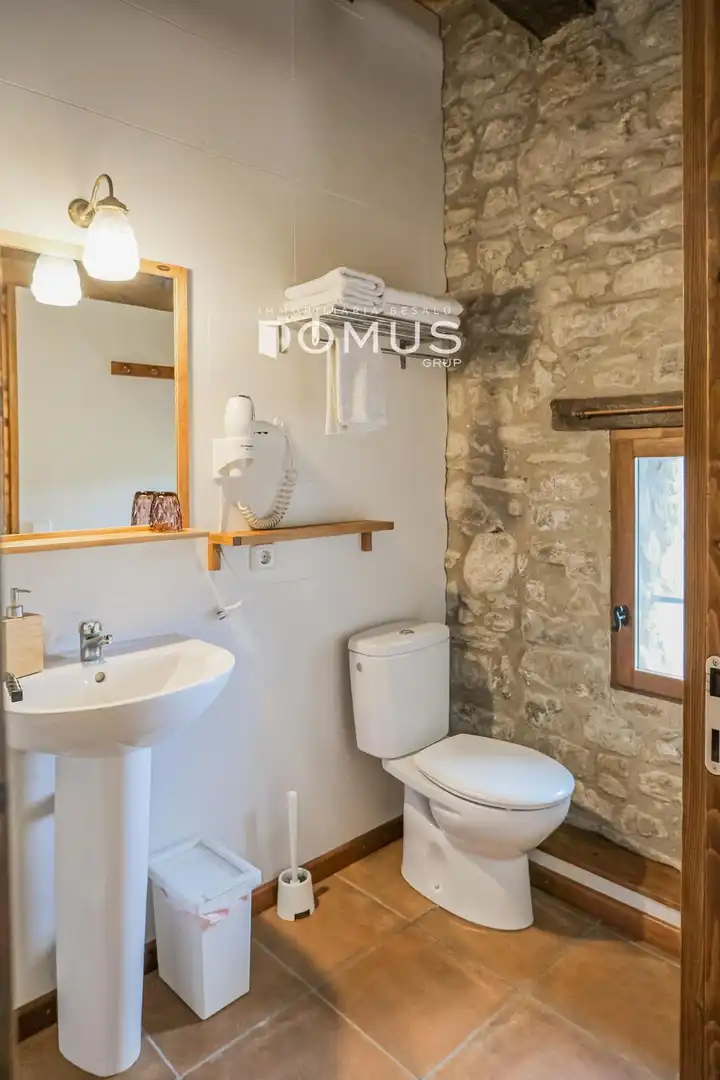 Habitación de Finca rústica en venta en Santa Pau con Calefacción, Parquet y Piscina