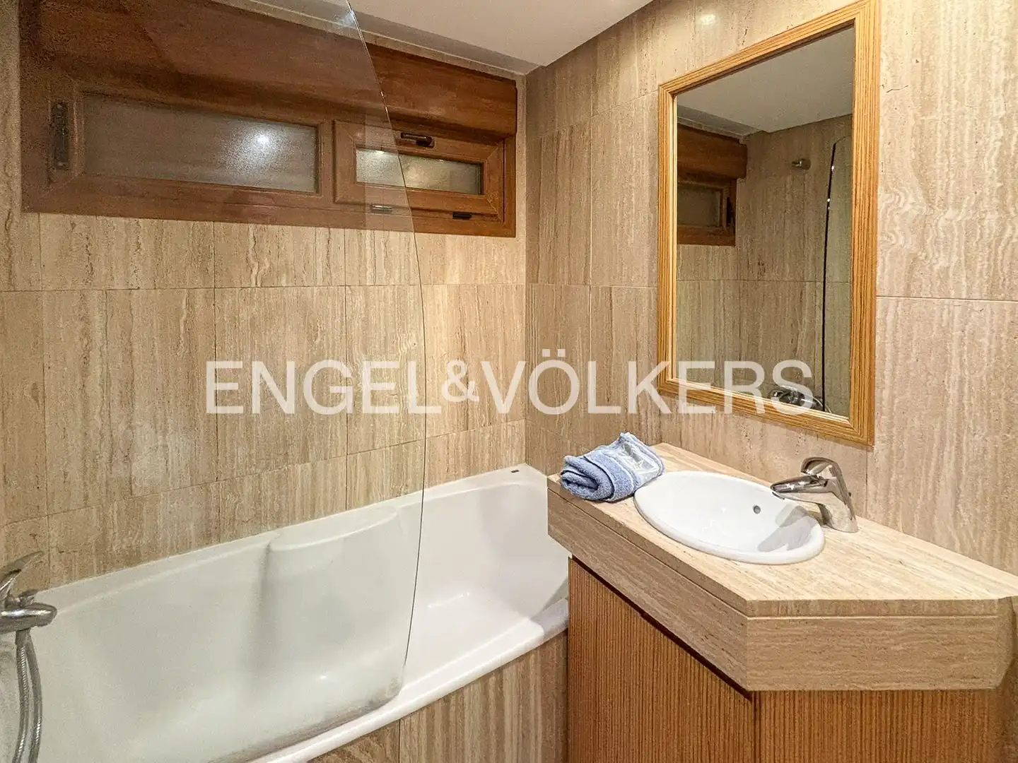 Baño de Casa adosada en venta en Las Rozas de Madrid con Aire acondicionado, Calefacción y Jardín privado