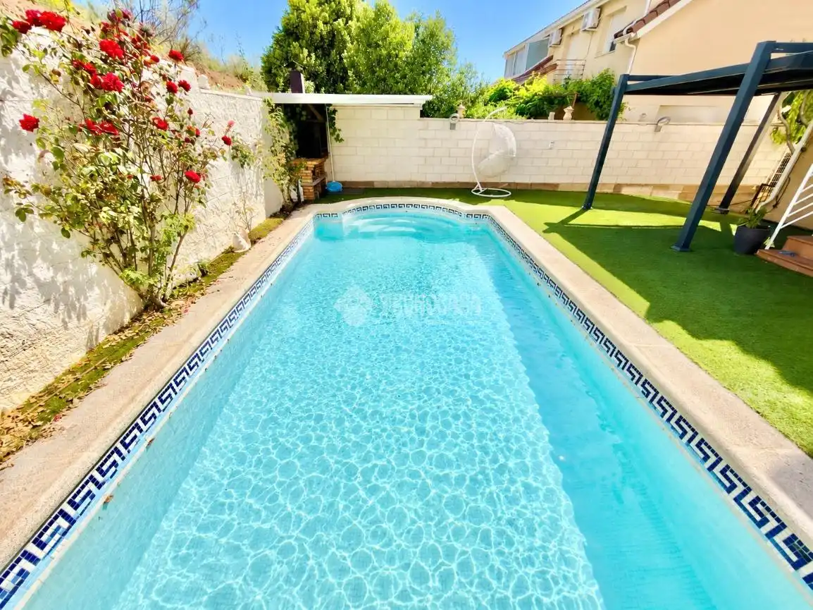 Piscina de Casa adosada en venta en Cabanillas del Campo con Calefacción, Parquet y Trastero