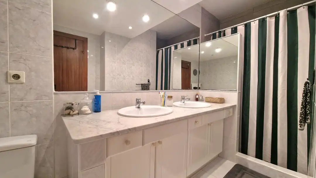 Badezimmer von Wohnung zum Verkauf in Donostia - San Sebastián  mit Heizung, Terrasse und Balkon