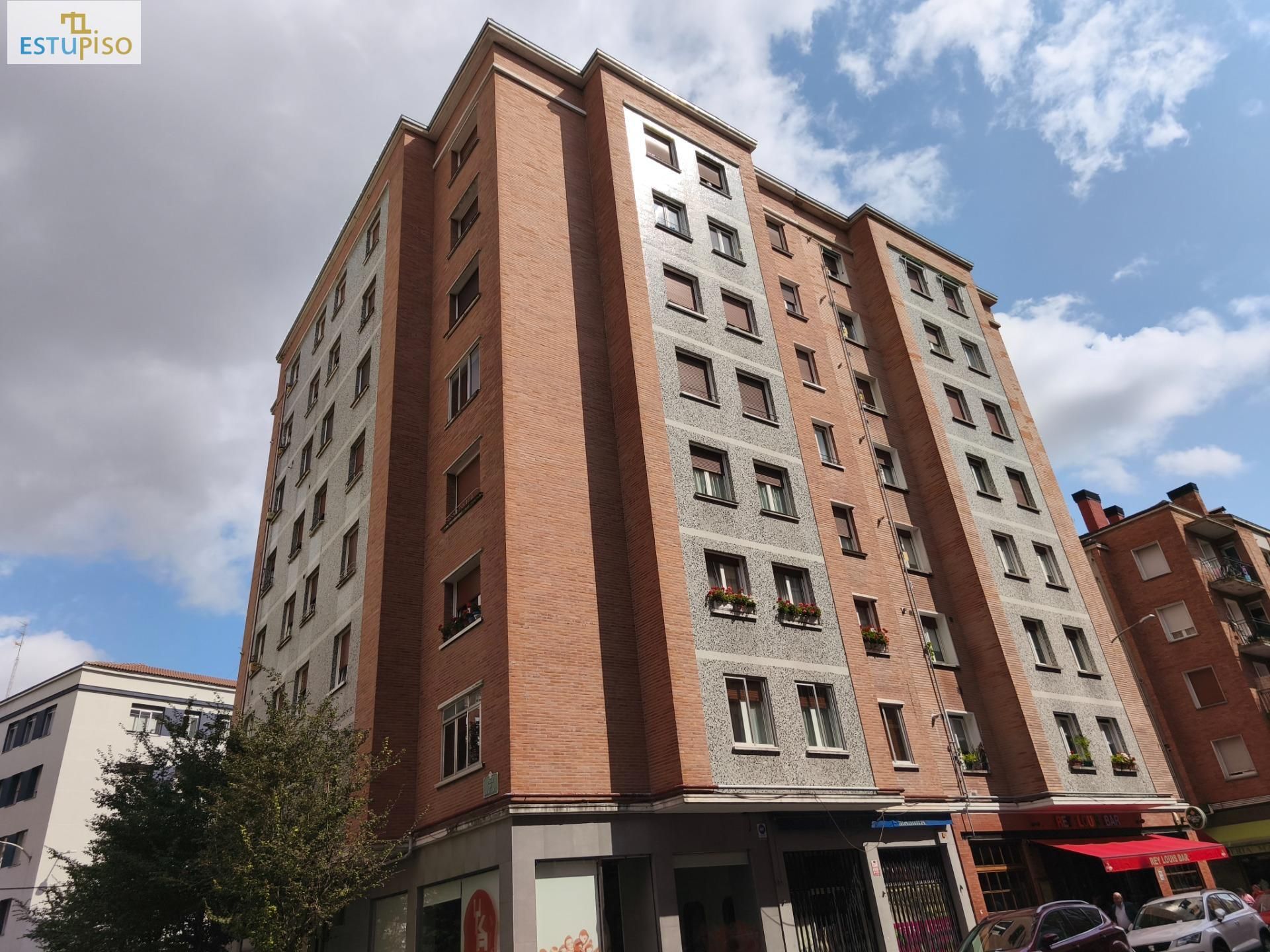 Vista exterior de Pis en venda en Vitoria - Gasteiz amb Calefacció, Traster i Balcó