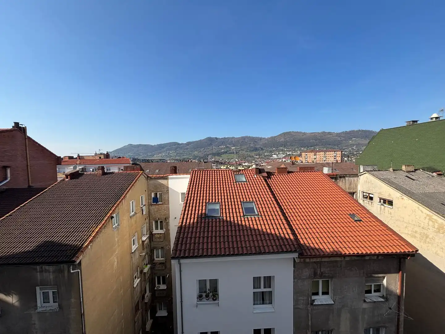 Vista exterior de Pis en venda en Oviedo  amb Calefacció, Parquet i Moblat
