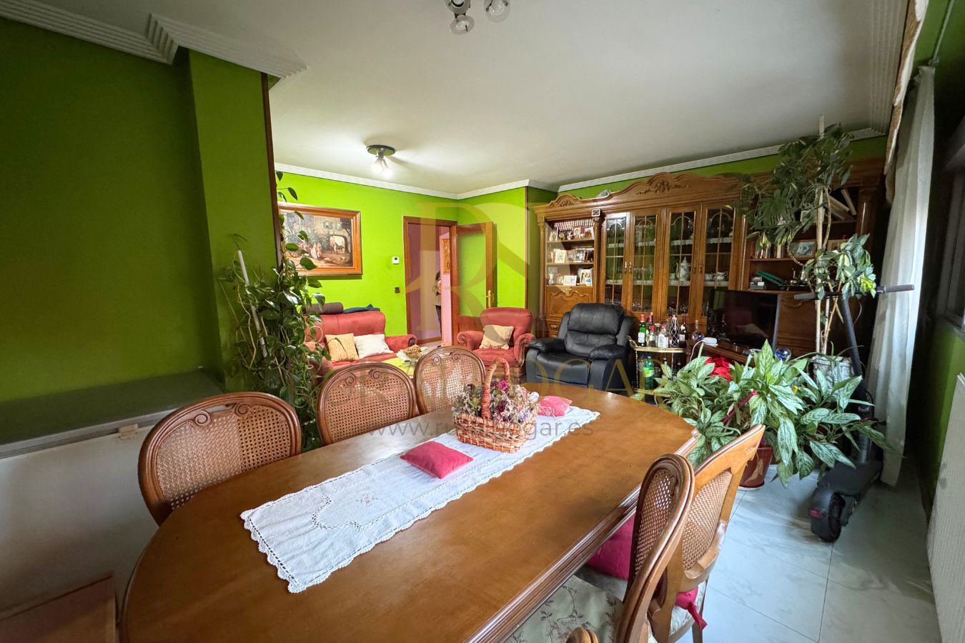 Menjador de Pis en venda en León Capital  amb Calefacció, Traster i Moblat