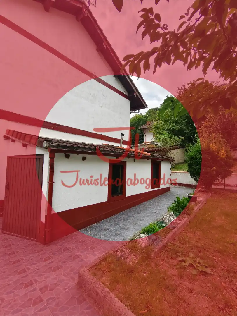 Casa aparellada amb jardí en venda a Aldea Bustiello 31