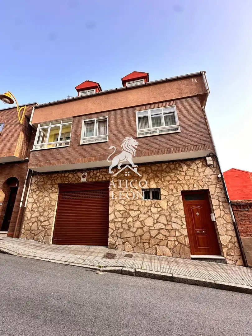 Vista exterior de Casa o xalet en venda en León Capital  amb Calefacció, Terrassa i Traster