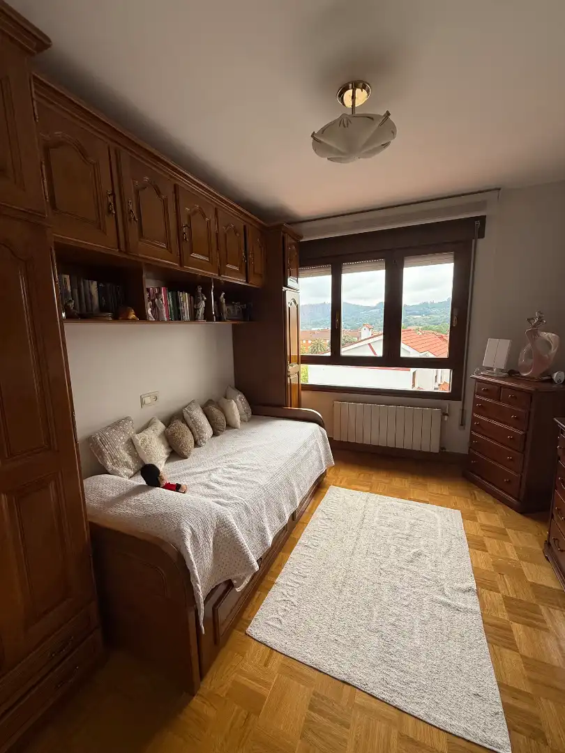 Habitación de Casa adosada en venta en Grado con Calefacción, Jardín privado y Parquet