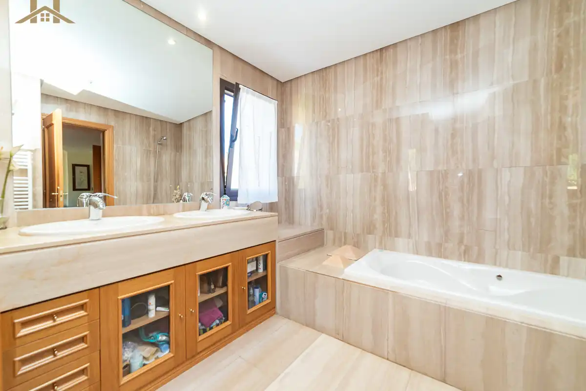 Bathroom of Detached homes for sale in Villanueva del Pardillo  with Air Conditioner, Heating and Private garden