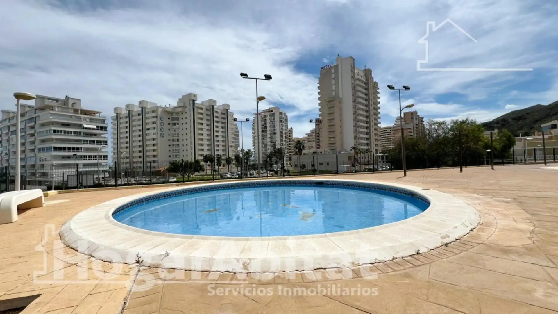 Außenansicht von Einfamilien-Reihenhaus zum Verkauf in Cullera mit Privatgarten, Terrasse und Abstellraum