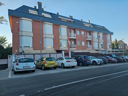 Vista exterior de Dúplex en venda en Las Rozas de Madrid amb Aire condicionat, Terrassa i Balcó