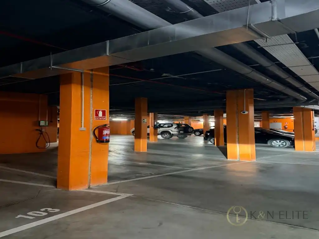 Parkplatz von Wohnung zur Miete in La Moraleja mit Schwimmbad