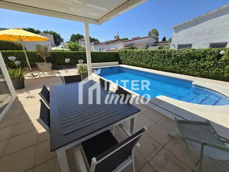 Casa amb piscina en venda a Carrer Montseny 82